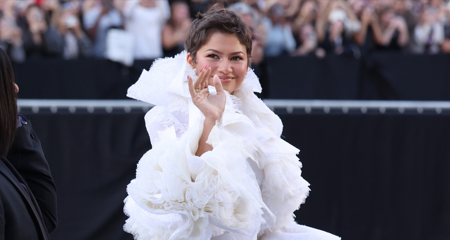 ZENDAYA تعيد في باريس لوكًا ارتدته قبل أشهر